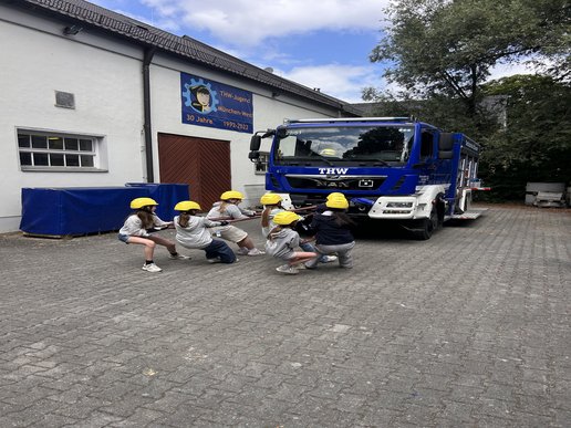 ELSA-Schüler*innen ziehen einen LKW